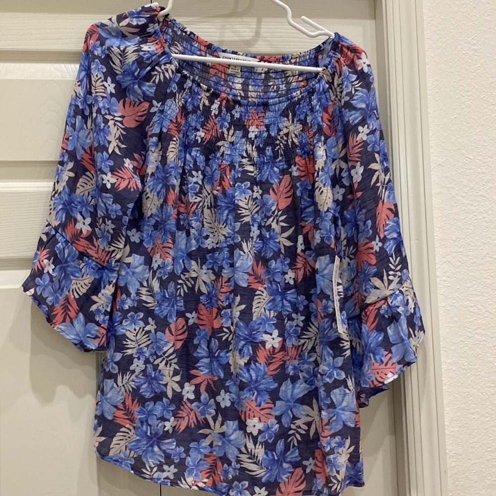 Very cute, flowey, floral top. Can be worn off or on shoulder.